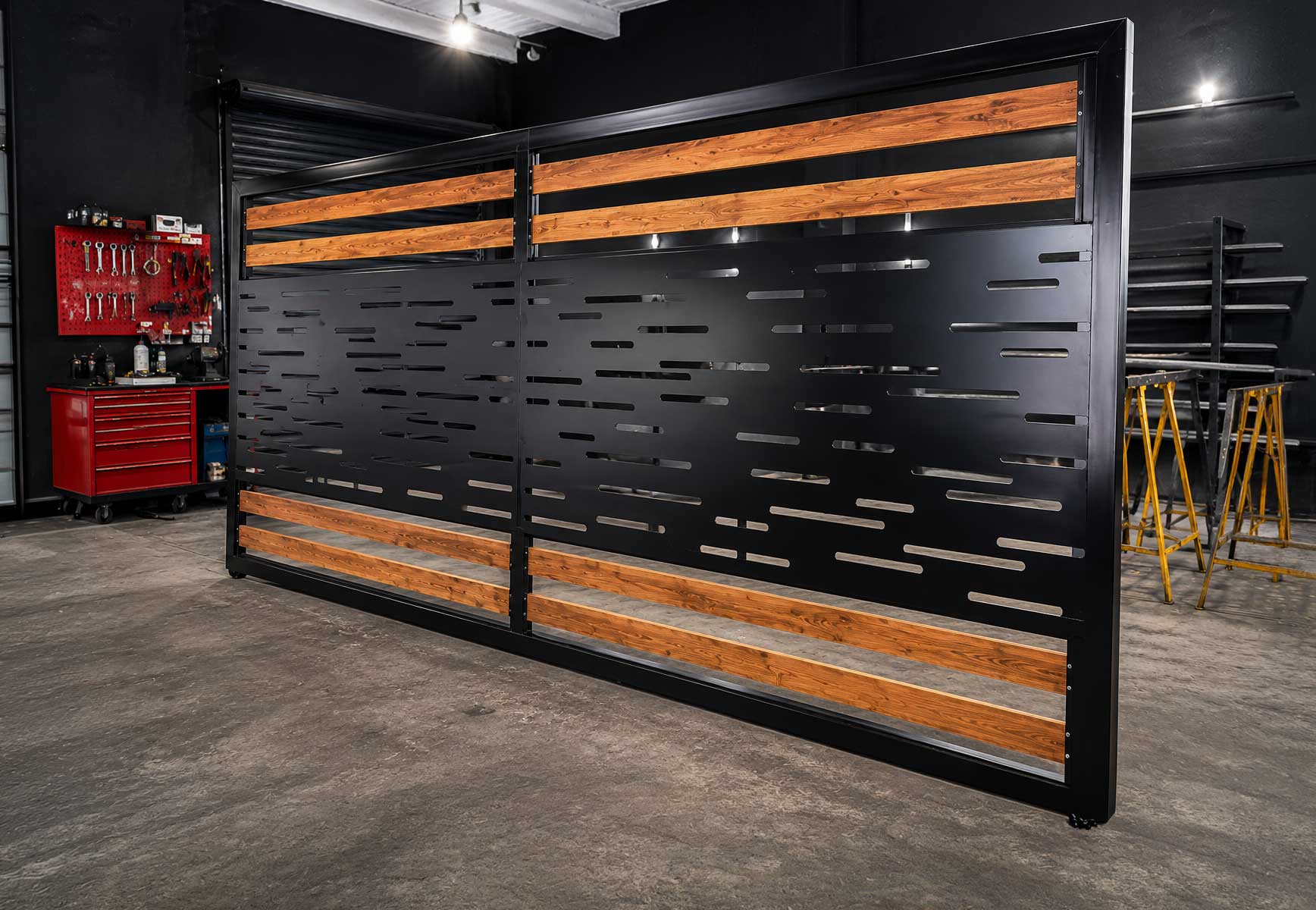 Portón negro con madera fabricado por hock